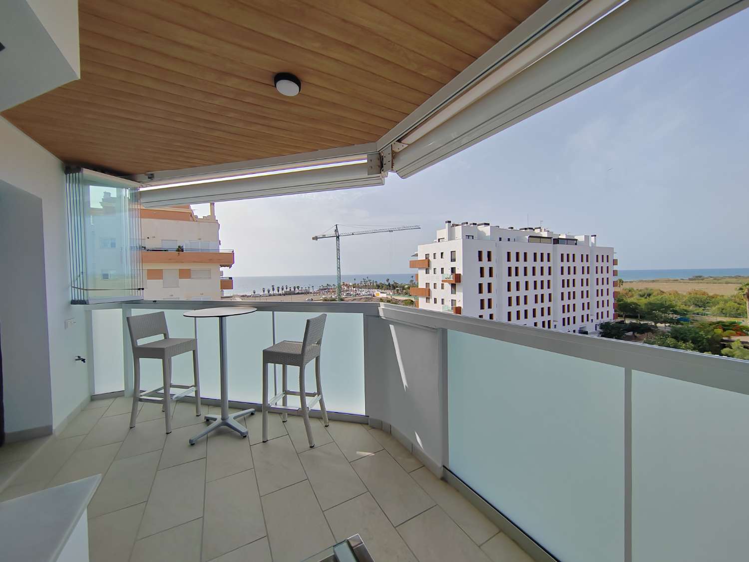 Apartamento de reciente construcción junto al mar