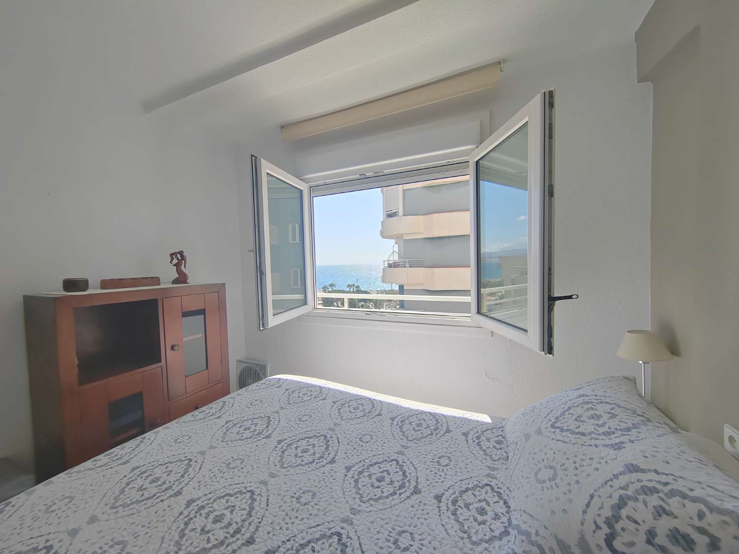 Apartamento de Larga Temporada en el Paseo de Larios, Torre del Mar: Ubicación Inmejorable con Vistas Impresionantes