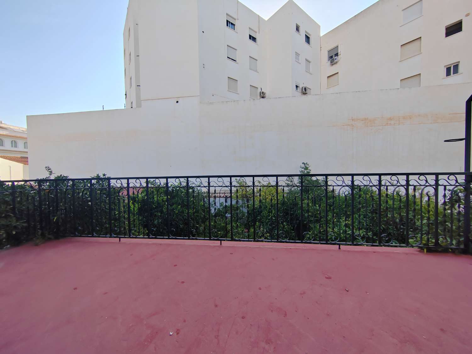 Detached house with parking in the center of Vélez-Málaga – 229 m² built on a 344 m² plot