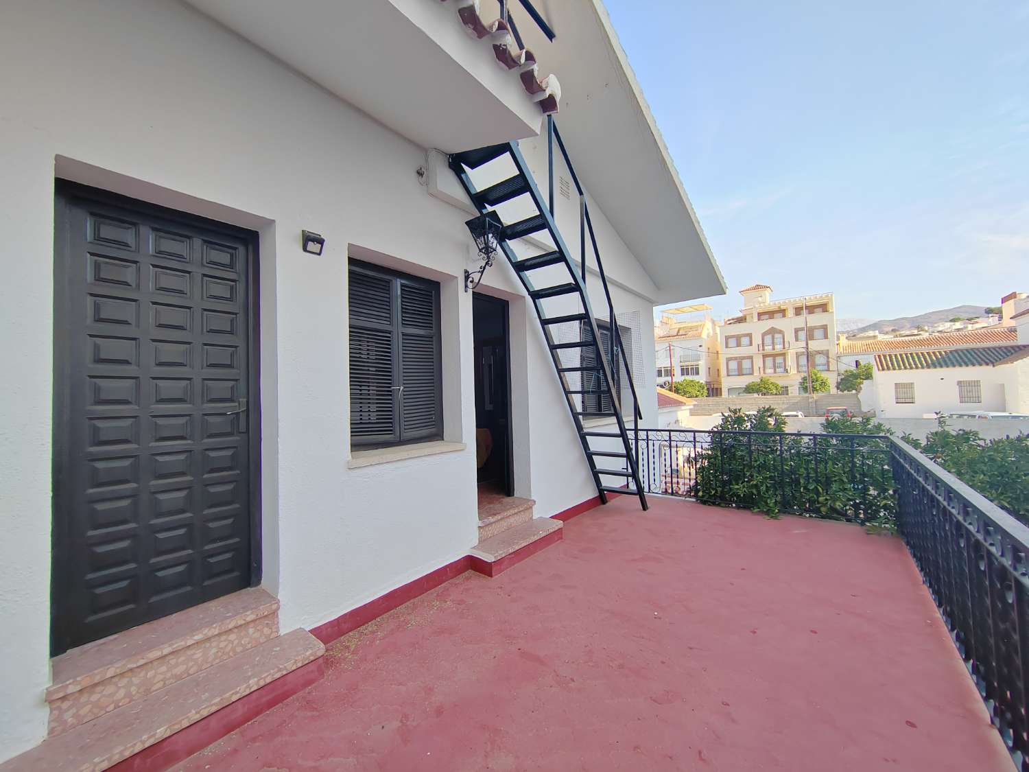 Detached house with parking in the center of Vélez-Málaga – 229 m² built on a 344 m² plot