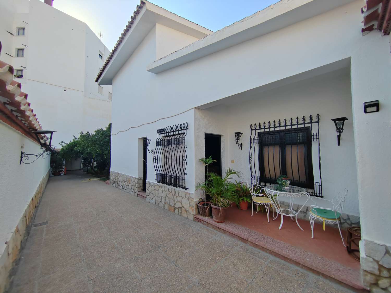 Detached house with parking in the center of Vélez-Málaga – 229 m² built on a 344 m² plot