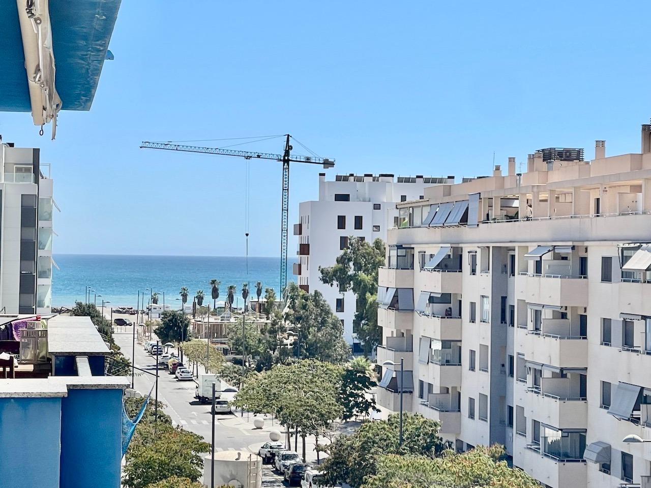 Moderno piso de dos dormitorios con vistas al mar, cerca de la playa